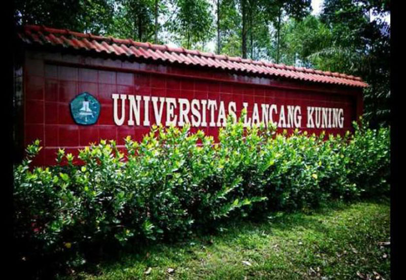 Prof. Dr. Sudi Fahmi Memberikan Cendramata kepada Narasumber Pelatihan Jurnal Sayuti Una