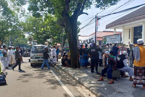 Massa Pecinta Habib Bahar Unjuk Rasa di PN Bandung