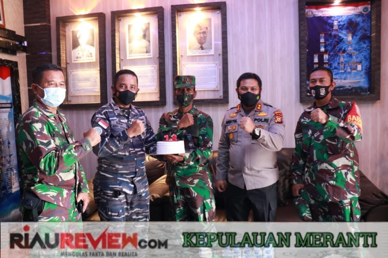 HUT TNI-AL, Kapolres Meranti Datangi Posal Selatpanjang Beri Surprise