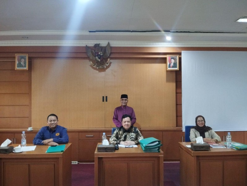 Dekan  Apresiasi Empat  Anggota DPRD Berhasil Raih Gelar Sarjana Hukum Fakultas Hukum Unilak