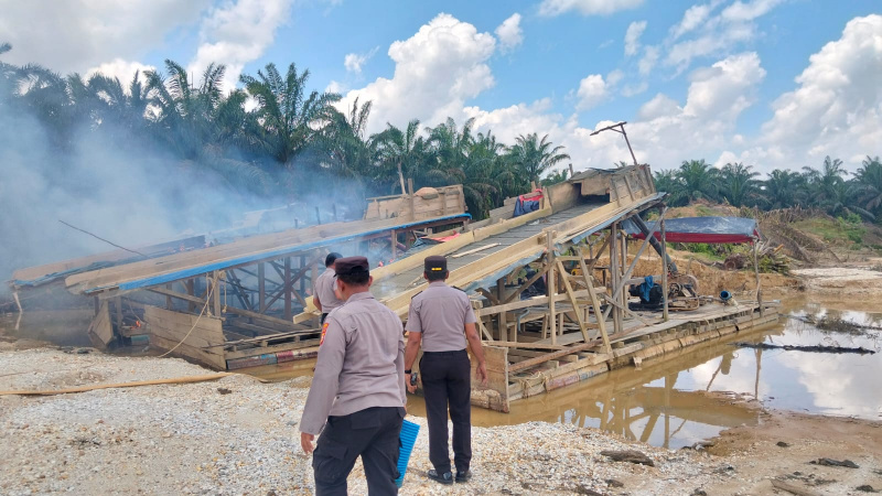 Polda Riau Konsisten Tindak PETI, Enam Rakit Tambang Ilegal Diamankan di Kampar Kiri