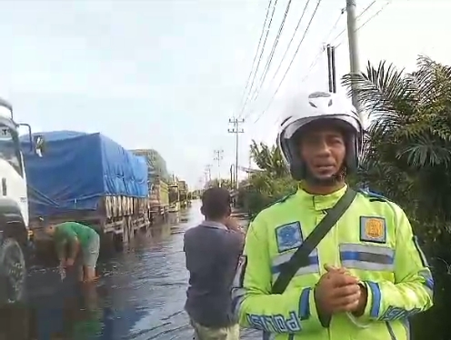 Banjir di Jalintim Pelalawan Kembali Surut Jadi 80 Cm, Kendaraan Roda 6 Belum Diizinkan Melintas