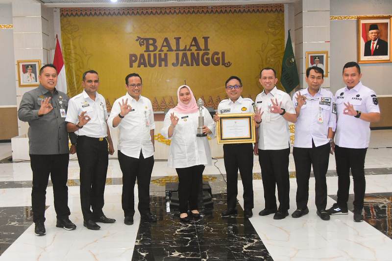 Bupati Bengkalis Terima Penghargaan Kategori Pembangunan Terbaik I Tingkat Provinsi Riau