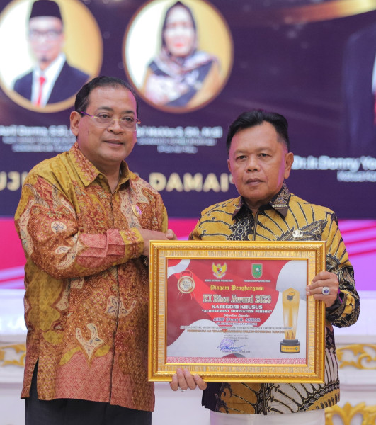 Plt Bupati Asmar Terima Penghargaan Khusus Pada Ajang Bergengsi Keterbukaan Informasi Publik KI Riau