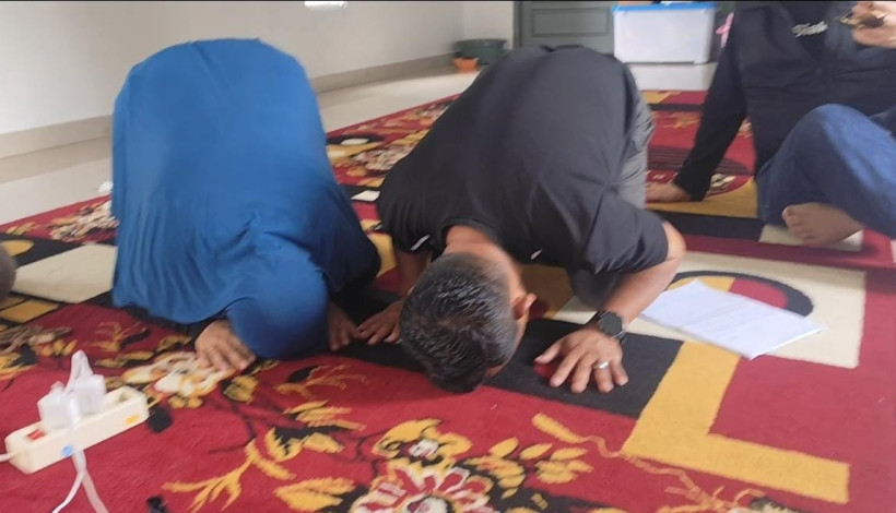 Ditemani Irving, Afni Sujud Syukur dan Deklarasi Kemenangan di Pilkada Siak