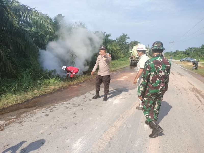 Pipa Milik PT BSP Bocor Dekat Permukiman Warga, Minyak Menyembur ke Jalan
