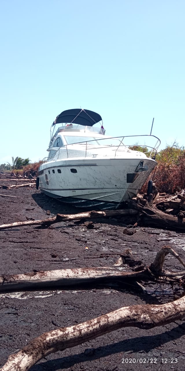 Kapal Berbendera Asing Terdampar di Pantai Tanjung Mayat Bengkalis