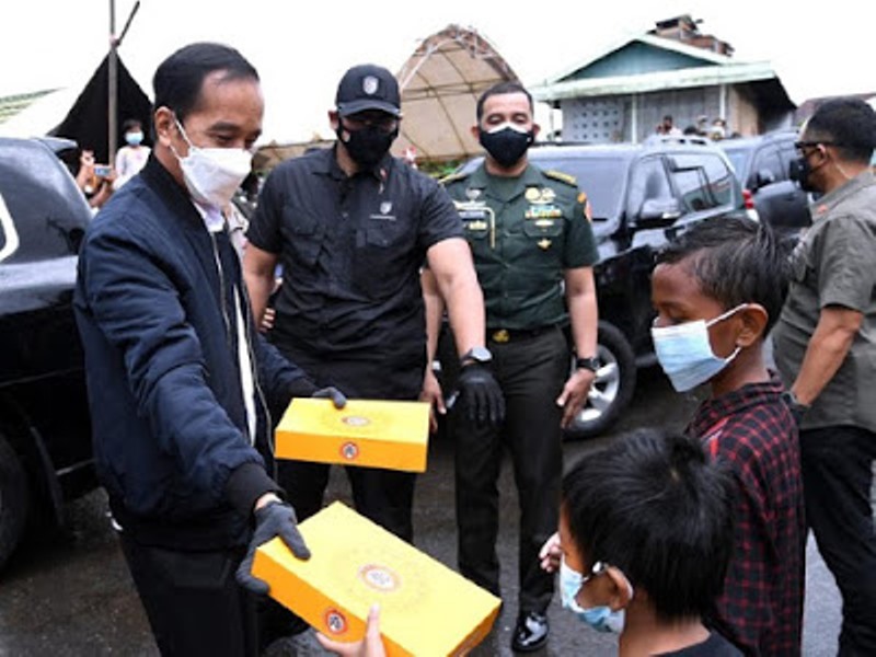 Jokowi Bagi-bagi Masker hingga Donat ke Korban Banjir Kalsel