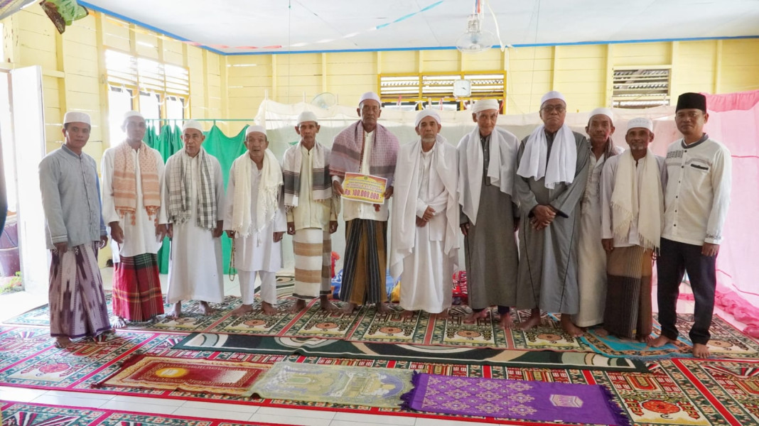 Safari Ramadhan Kali Ini, Bupati Rohil, Sintong Berikan Bantuan Kepada 25 Mesjid dan Mushola