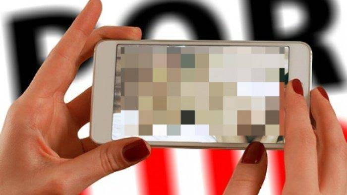 Tak Terima Diputuskan, Pria Ini Sebar Foto Bugil Mantan di Grup WhatsApp