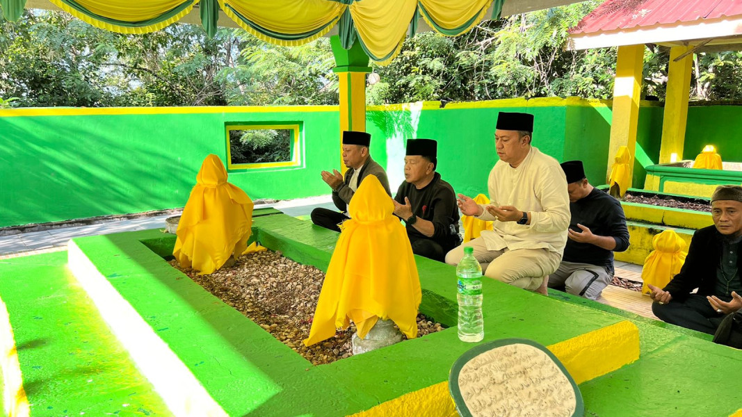 Asmar dan Muzamil Berziarah ke Makam Raja Fisabilillah di Pulau Penyengat