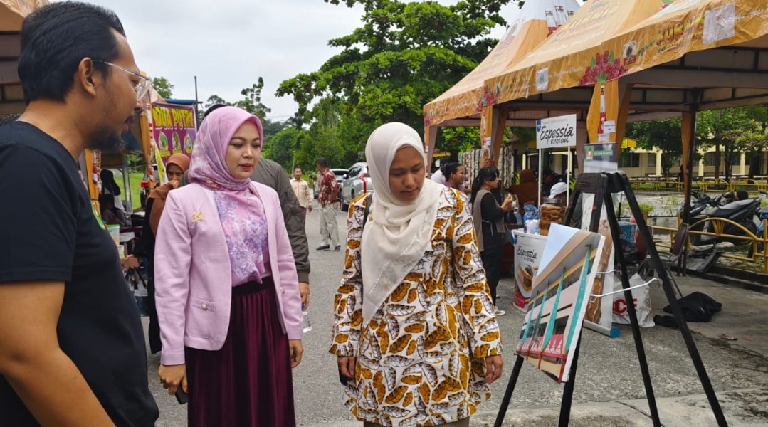 Karya Foto Mahasiswa Disabilitas Unilak Dibeli Oleh Anggota DPRD Riau Dr Karmila Sari MKom