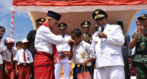 Beasiswa Hingga S1 untuk Joni, Bocah Pemanjat Tiang Bendera, ini ceritanya