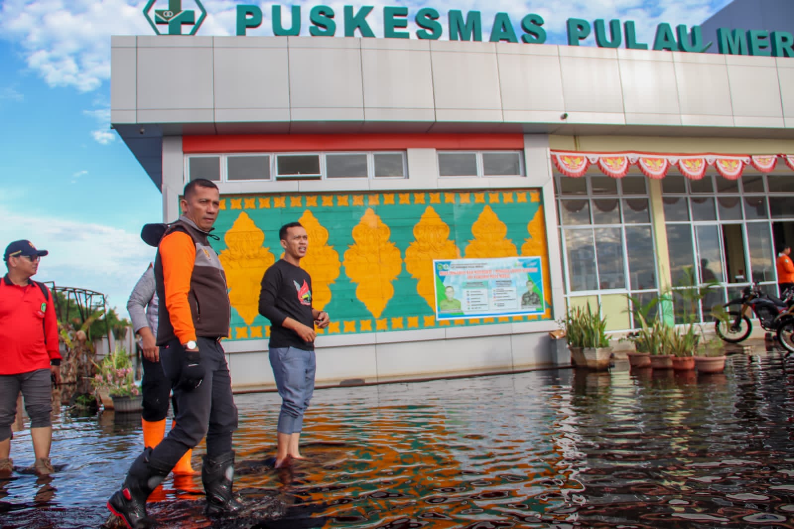 Tinjau Titik Rawan Banjir, H. Mihammad Adil dan Pejabat Meranti Touring ke Pulau Merbau