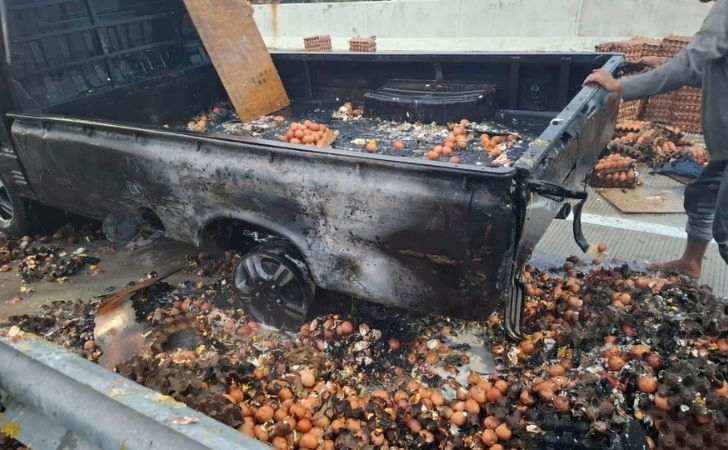 Sedang Melaju, Pikap Pembawa Ribuan Telur Terbakar di Tol Pekanbaru - XIII Koto Kampar
