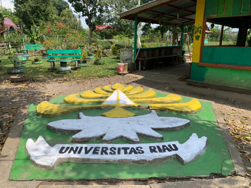 KUKERTA UNRI Desa Kota Lama Melakukan Renovasi Lambang Universitas Riau
