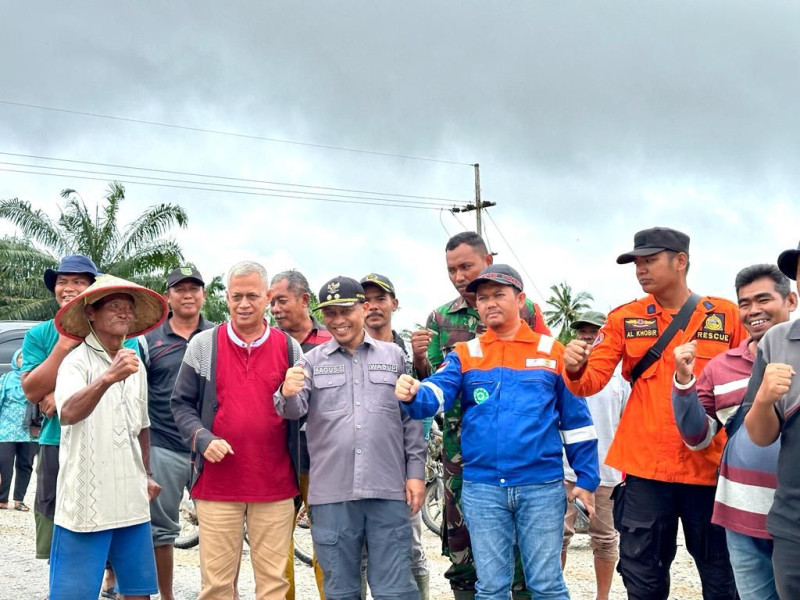 Wabup Bengkalis Bersama PT BSP Bantu Warga Terdampak Banjir di Siak Kecil