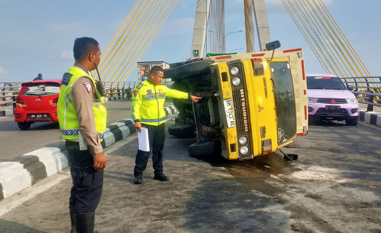 Tabrak Pembatas Jalan, Kenek Truk Box di Pekanbaru Tewas Terjepit