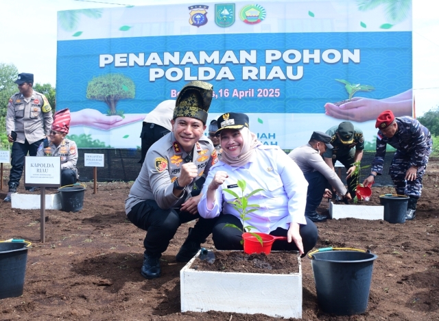 Kapolda Riau dan Bupati Bengkalis Tanam Pohon Geronggang