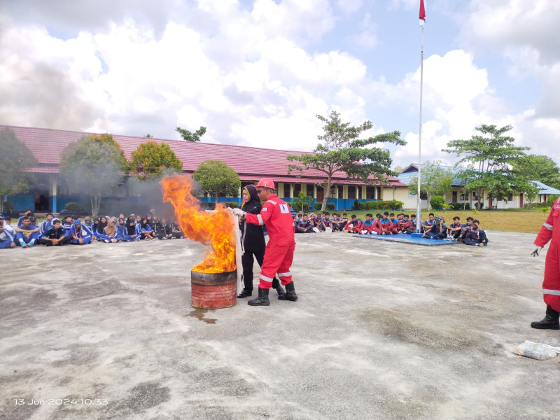 PT. ITA dan SMKN 1 Merbau Lakukan Pelatihan Dasar Pemadam Kebakaran