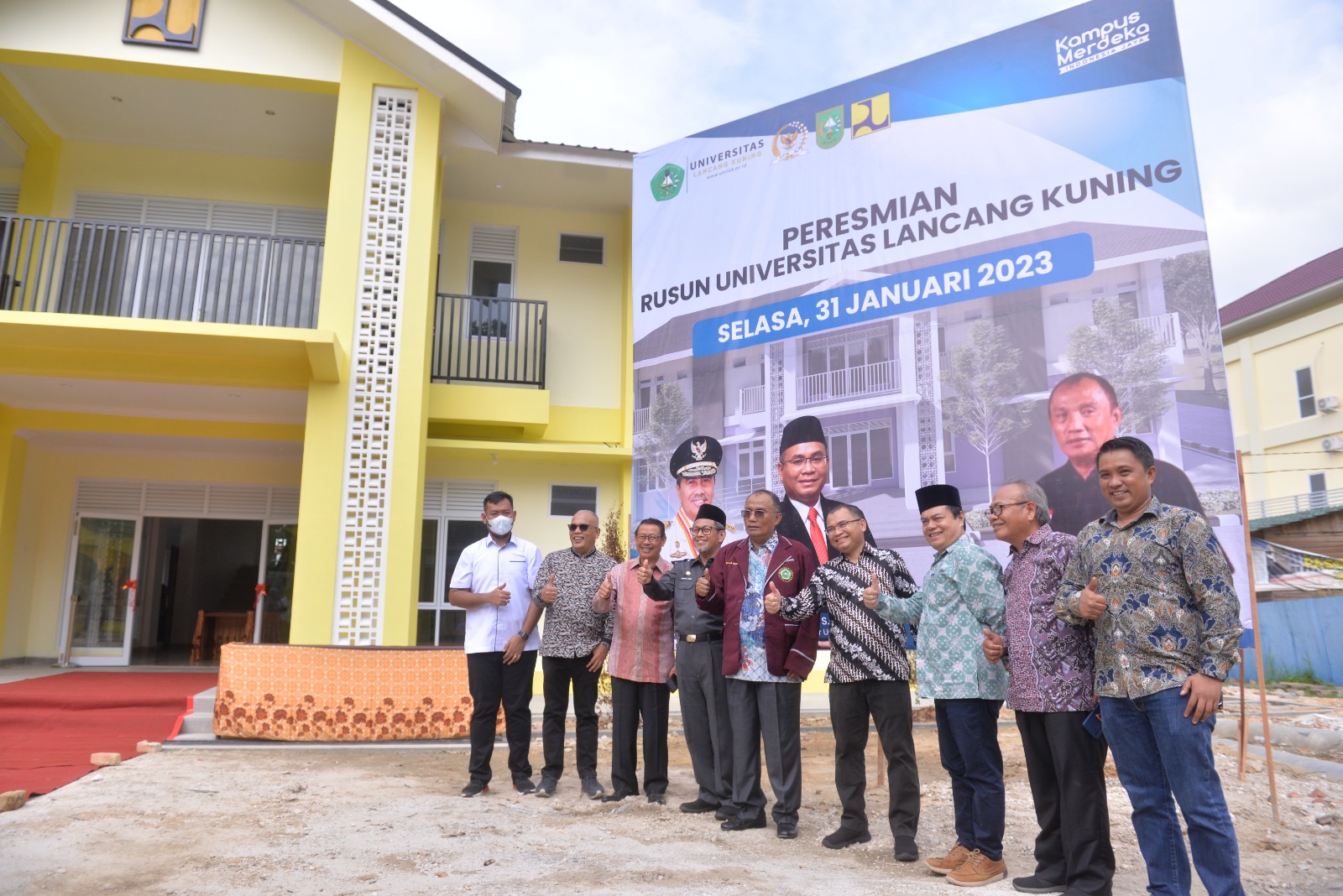 Disaksikan Asisten I Sekdaprov Riau,  Rektor Unilak - Ir Effendi Sianipar MM Resmikan Rusun Unilak