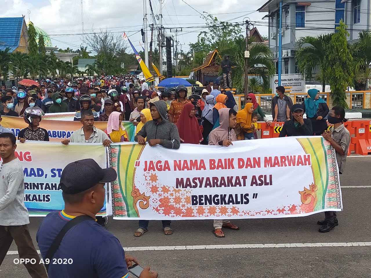 Ratusan Massa Solidaritas Aksi Damai Unjukrasa Secara Tertib