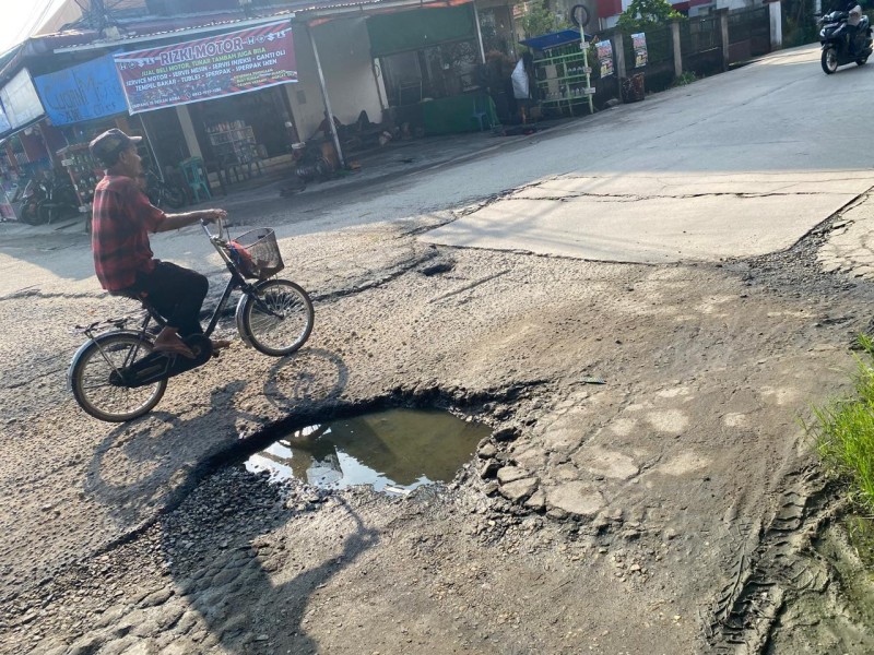 Bahayakan Pengendara, Jalan Berlubang Besar  di Pertigaan Batang Tuaka–Lingkar II–Pekan Arba Tembila