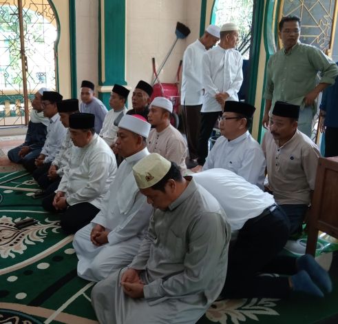 Edy Natar Isi Khotbah Jumat di Masjid Raya dan Ziarah Makam Marhum Pekan