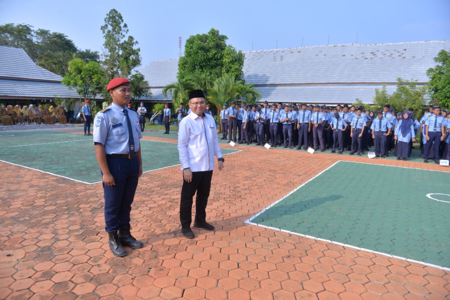 Kunjungan ke SMKN 1 Bangkinang, Rektor Unilak Prof Dr Junaidi Jadi Pembina Upacara