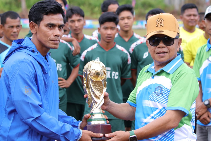 Segini Hadiah Yang Ditambahkan H. Asmar di Turnamen Sepak Bola Tanjung Bakau Cup III
