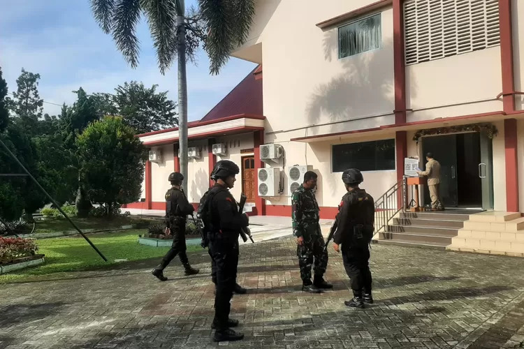Amankan Umat Kristiani Beribadah, Anggota Brimob Sambangi Sejumlah Gereja di Pekanbaru