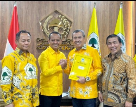 Tak Ada Perubahan, Bahlil Serahkan SK B1KWK untuk Pasangan Suwai Maju di Pilgub