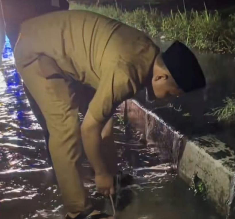 Terobos Hujan Dini Hari, Wali Kota Agung Nugroho Tinjau Banjir di Arifin Ahmad