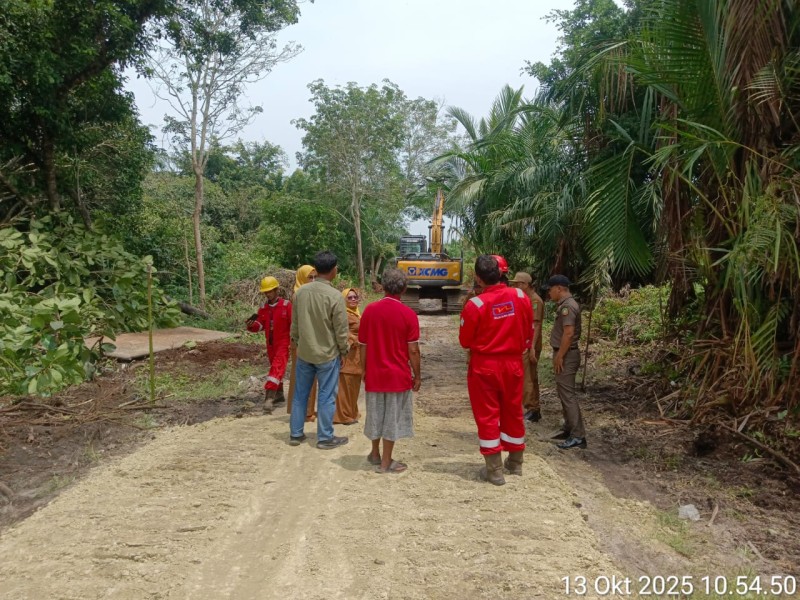 PT Imbang Tata Alam Perbaiki Jalan di Dusun Sungai Kurau, Camat Merbau dan Warga Beri Apresiasi