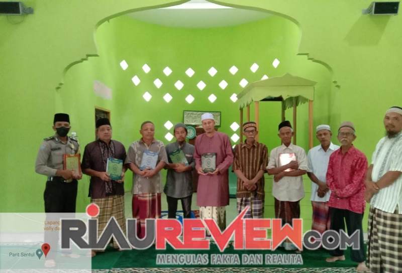 Giat Ramadhan Berkah, Babinkamtibmas Desa Sendaur Bagikan Puluhan Al-Qur'an kepada Pengurus Masjid
