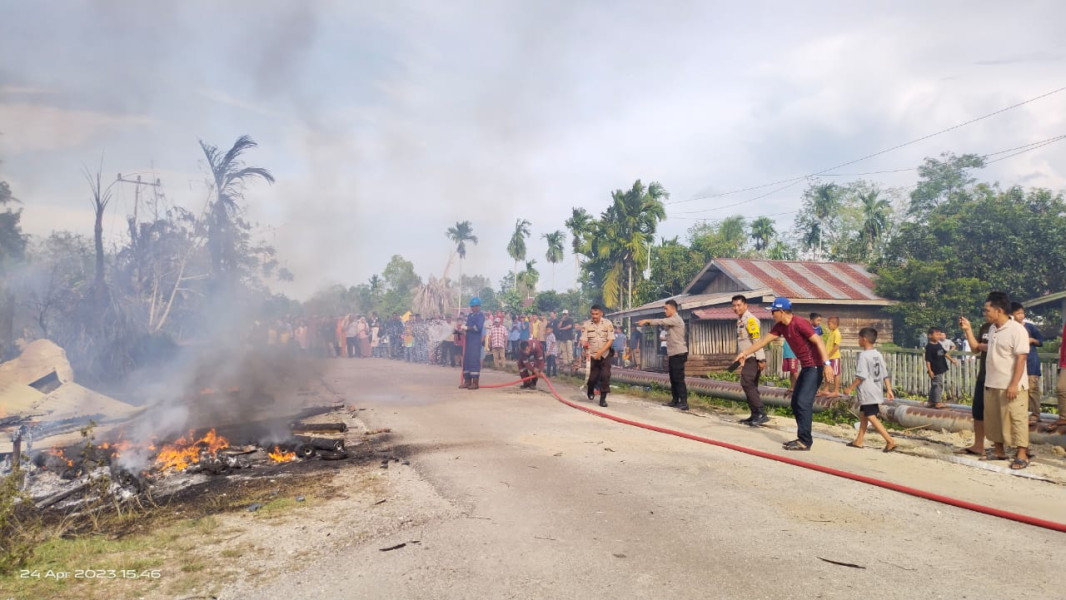 Satu Rumah Warga Desa Bagan Melibur Ludes Terbakar, PT. ITA dan Masyarakat Bantu Padamkan Api