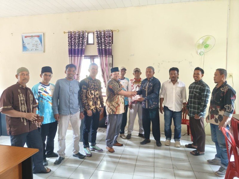 Pemdes dan Tokoh Masyarakat Tanjung Leban Hibah Dana CD Dari PT. BBHA