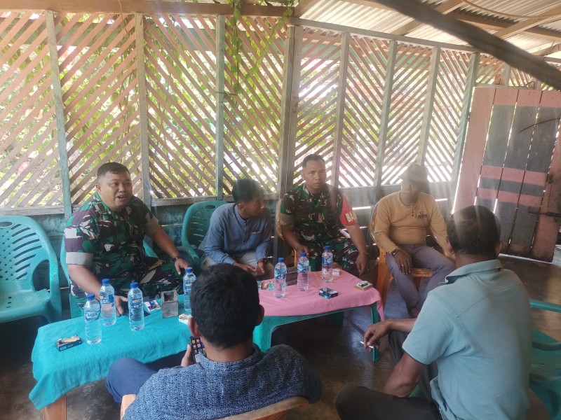 Danramil 05 Bukit Batu Didampingi Babinsa Silaturahmi Dengan Kepala Dusun Air Raja Desa Tanjung Leba