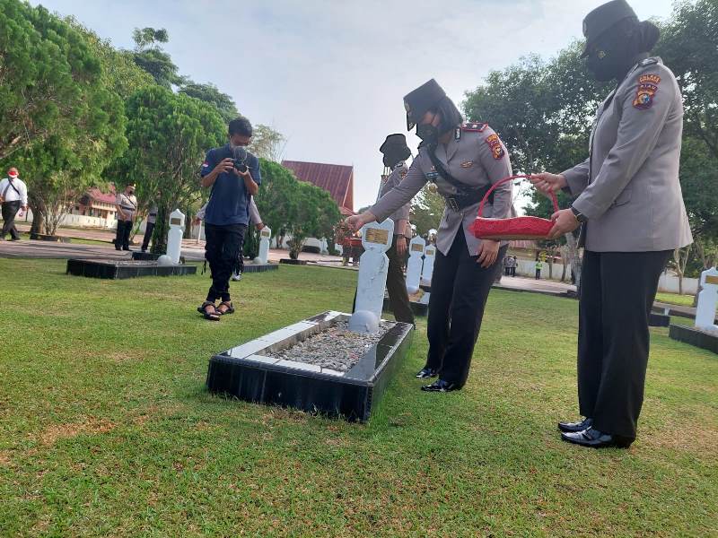 Pimpin Upacara di Makam Pahlawan Kesuma Ksatria Bengkalis