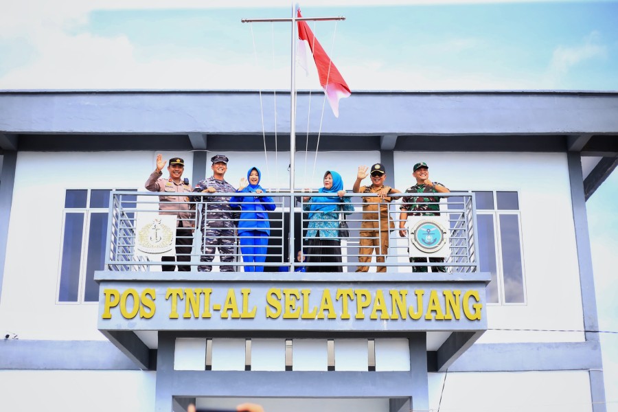 H. Asmar Tinjau Gedung Pos TNI AL Selatpanjang dan Tebar 10 Ribu Benih Ikan Nila