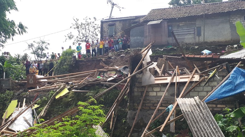 4 Orang Tewas Akibat Longsor di Bogor