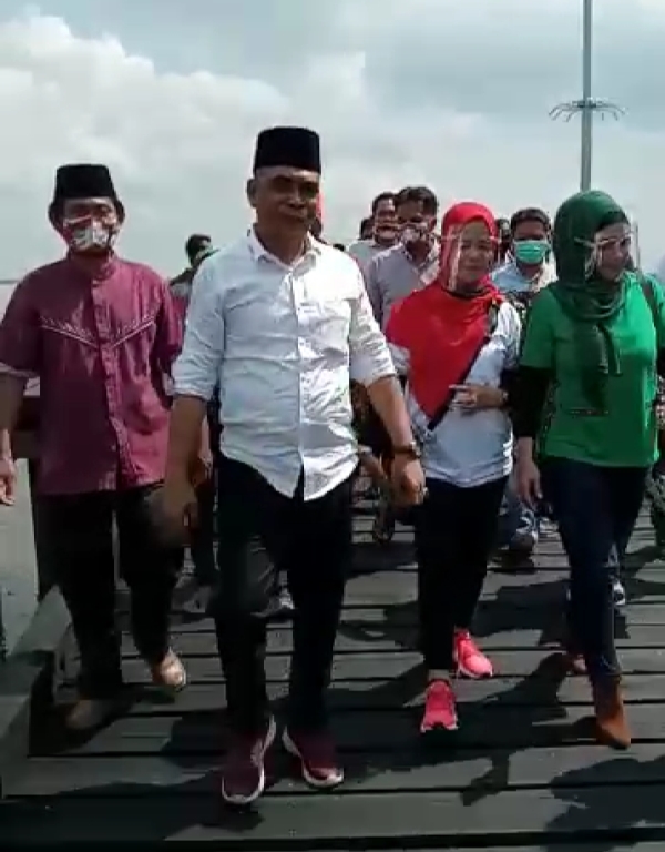 Kaderismanto-Iyeth Bustami Naik Pompong ke Pulau Rupat