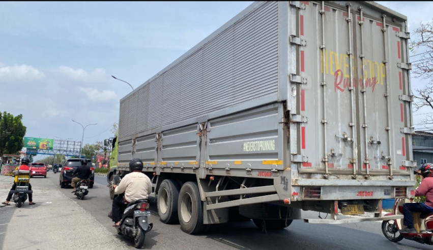 Truk Bertonase Besar Abaikan Jam Operasional di Jalan HR Soebrantas
