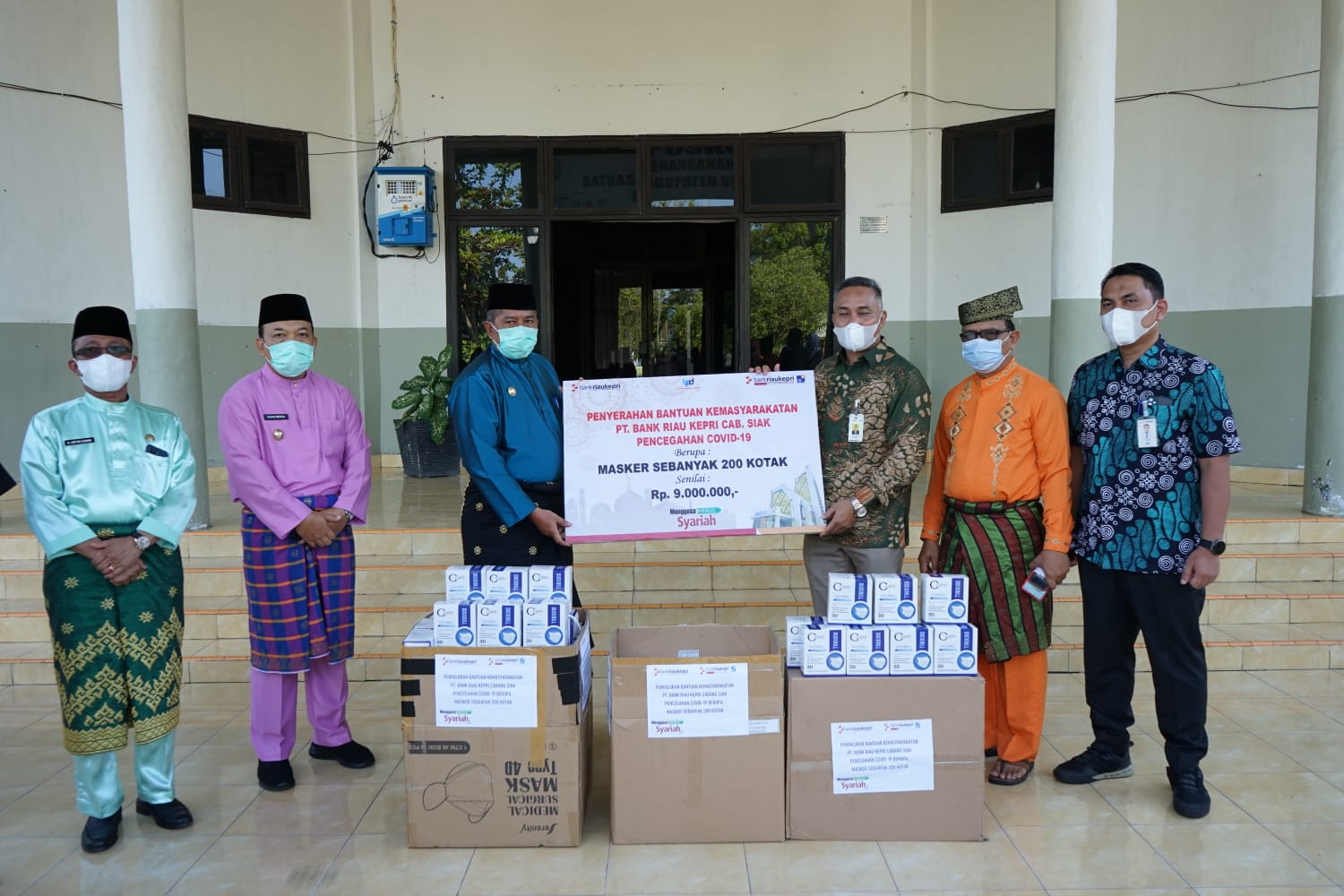 Cegah Penyebaran Covid-19 di Siak, Bank Riaukepri Cabang Siak Salurkan Bantuan Masker