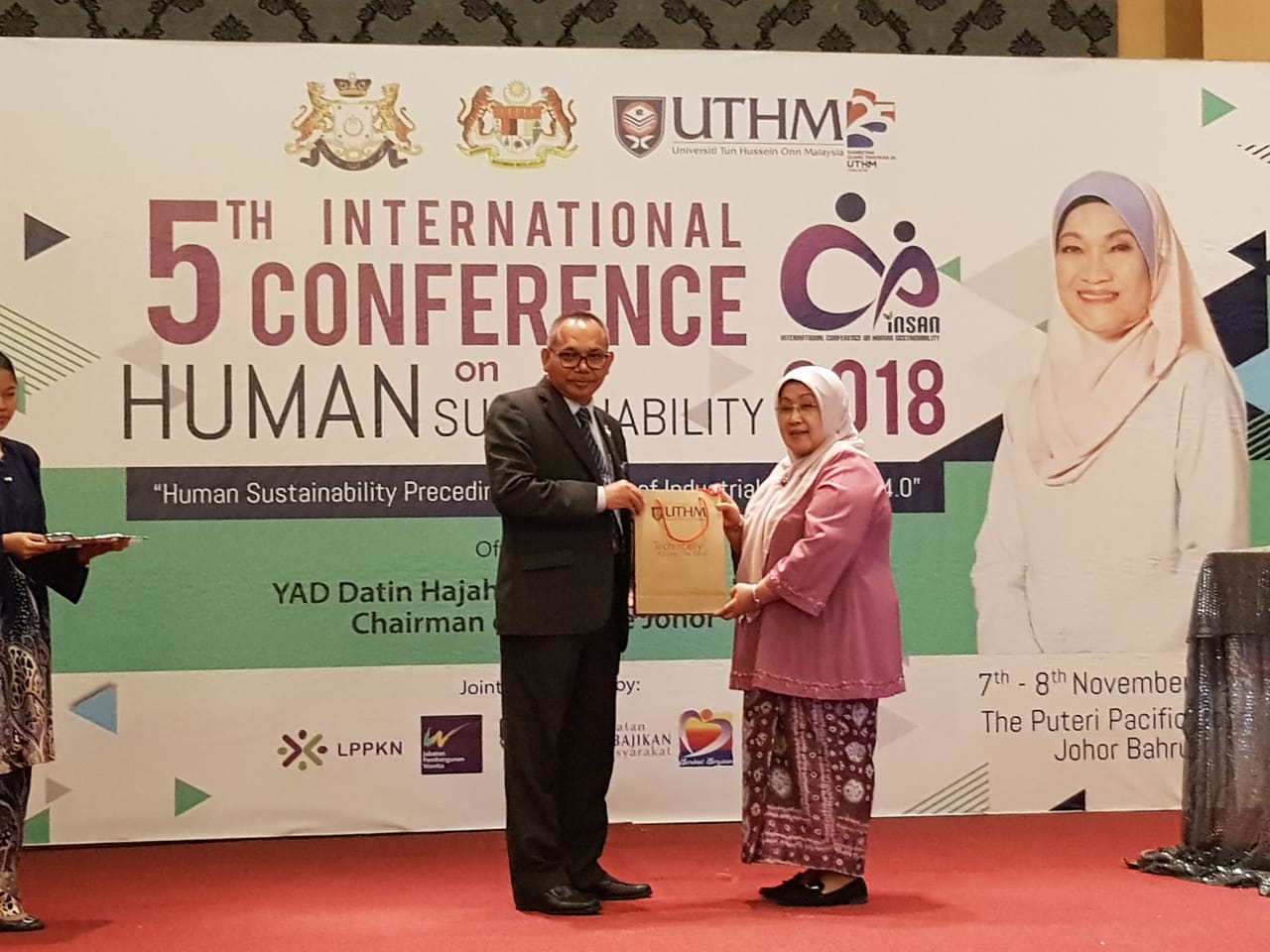 Rektor Unilak Pembicara di Konferensi Internasional di Johor Malaysia