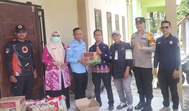 Pemkab Bengkalis Serahkan Bantuan Sembako Korban Banjir di Siak Kecil