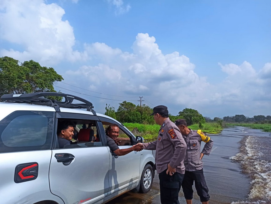 Jalan Menuju Langgam Kebanjiran, Kapolsek Hinbau Pengendara Ekstra Waspada