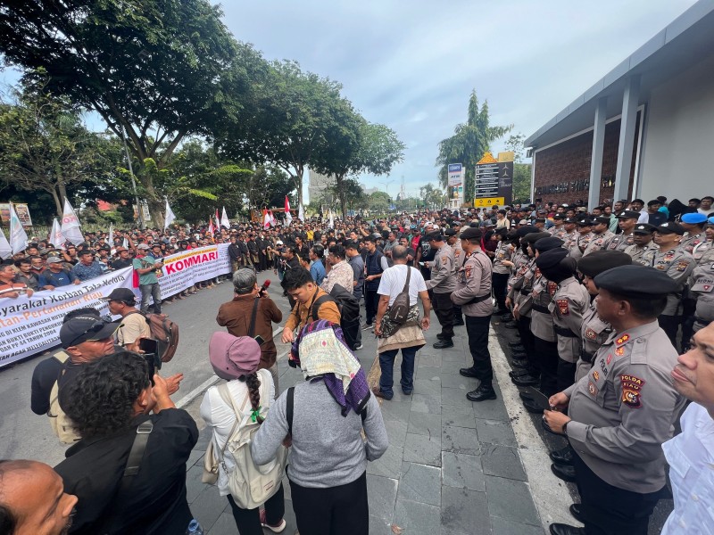 Ratusan Massa Geruduk Gedung Kejati Riau, Tuntut Perlindungan Hak Tanah Adat