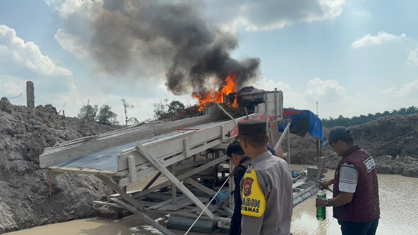 Polisi Sikat PETI di Kuansing, 22 Rakit Tambang Emas Dimusnahkan