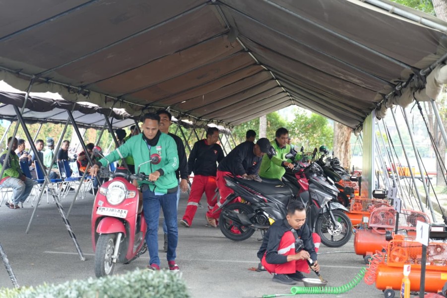 Jelang Lebaran, Brimob Riau Bikin Ojol Senyum: Servis Motor Gratis!